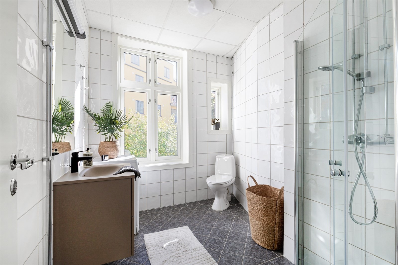 Badet fremstår funksjonelt og har flislagt gulv med varmekabler samt flislagte vegger. Galleribilde