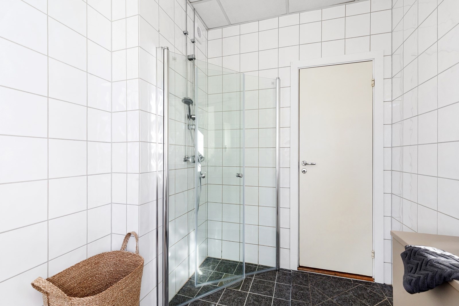 Badet blir godt ventilert gjennom elektrisk styrt vifte og tilluft via dørterskel. Galleribilde