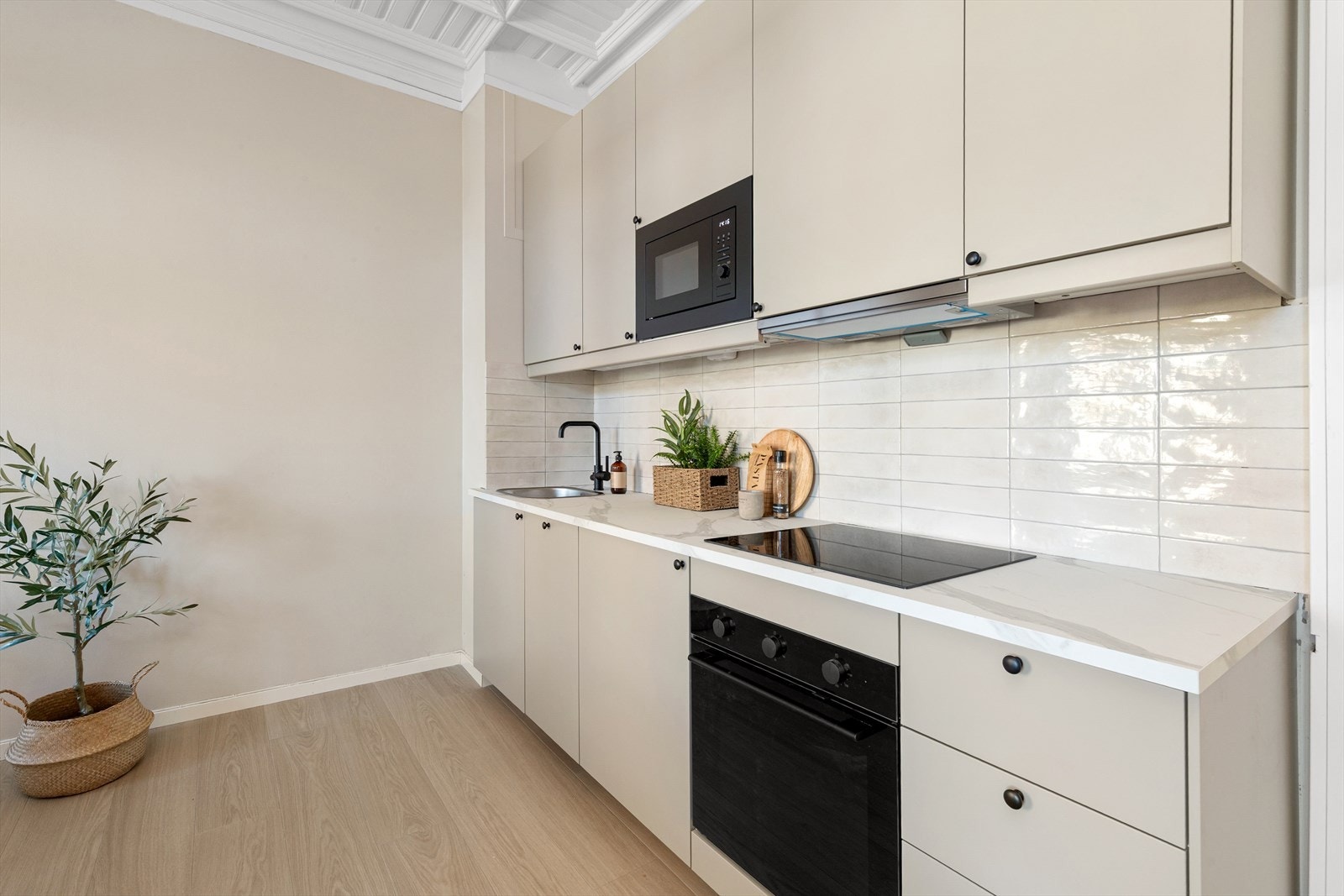 Stilren benkeplate med nedfelt vaskekum og induksjon platetopp. Galleribilde