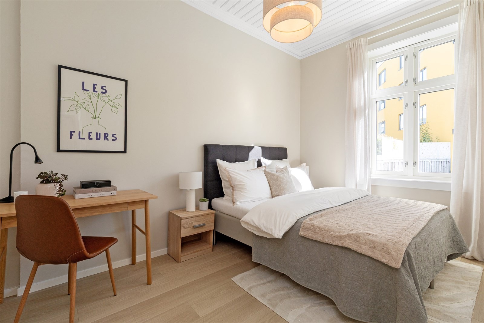 Soverommet er av god størrelse med god plass til dobbeltseng og tilhørende soveromsmøblement. Galleribilde