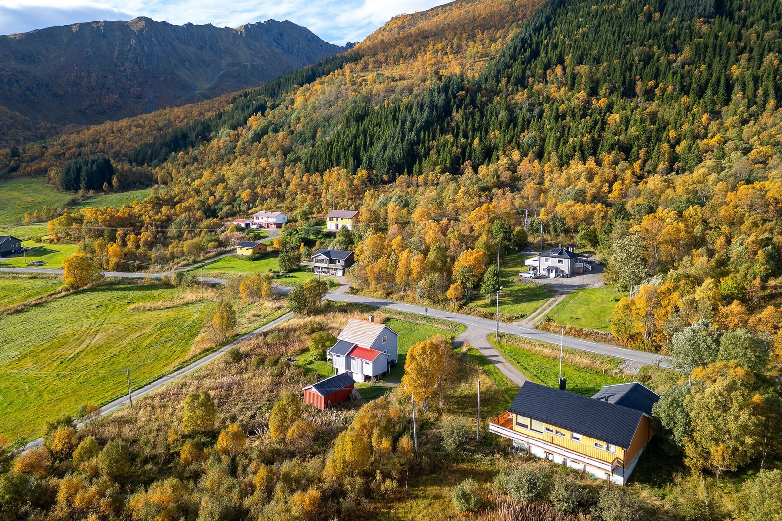 Her bor du landlig og fredelig til, og samtidig med nødvendige hverdagsfasiliteter en kort kjøretur unna. Galleribilde