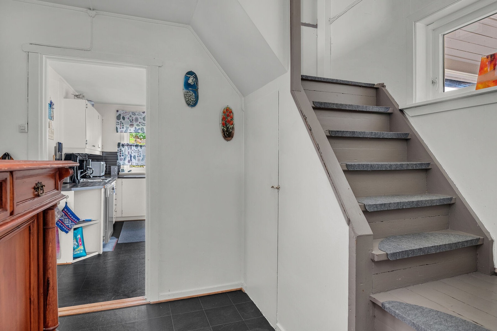 Trappegangen leder deg videre til kjøkkenet. Galleribilde