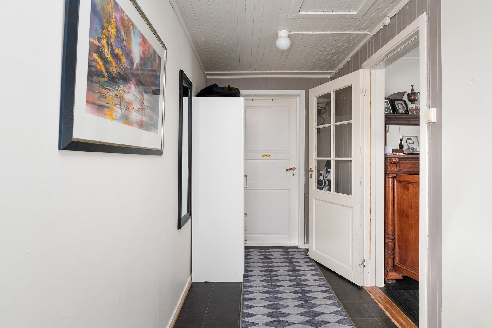 Entré med bad/vaskerom rett frem. Galleribilde