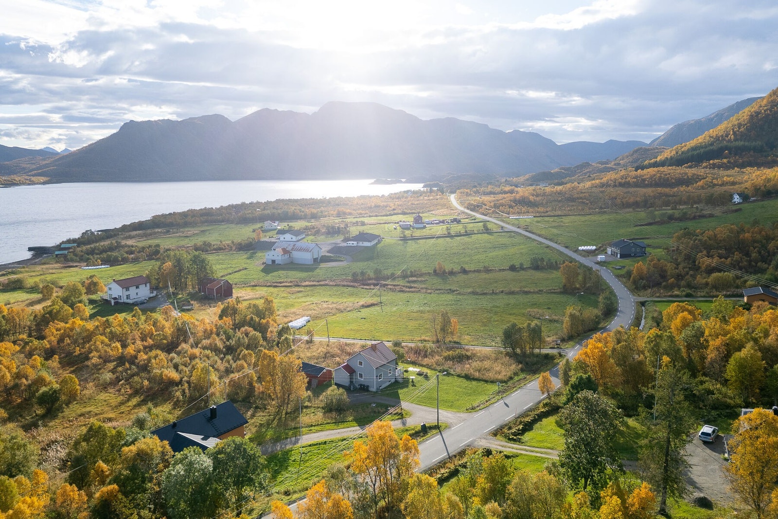 Eiendommen sett fra lufta og nærområdet rundt. Galleribilde