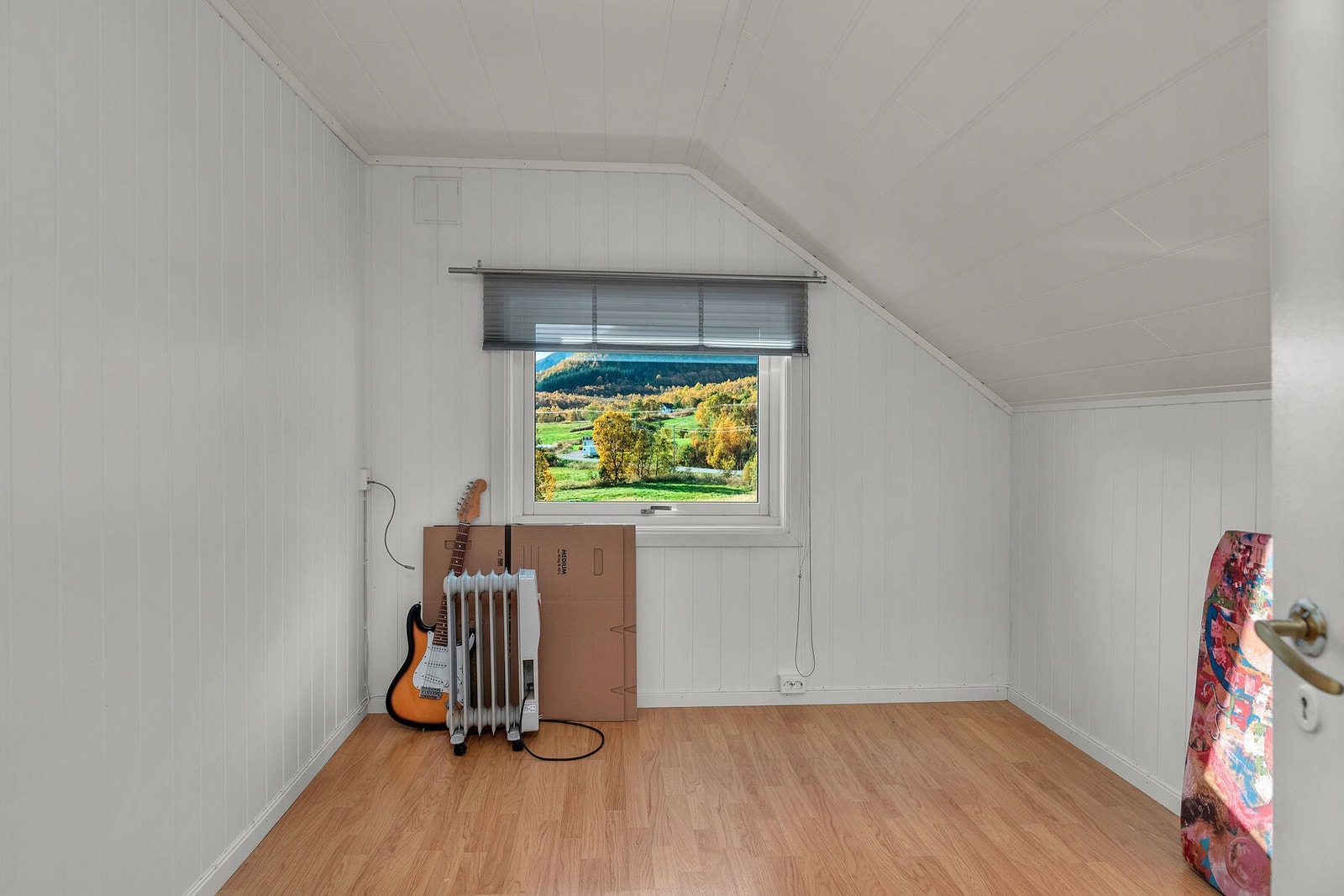 Soverom 2 byr på fin utsikt mot natur og omgivelser. Galleribilde