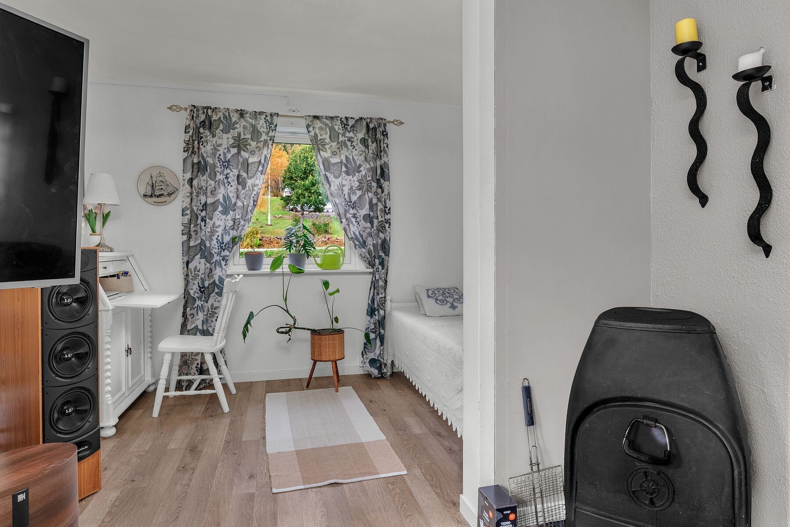 Boligen oppvarmes med strøm og vedfyring. Det er også montert varmepumpe i stuen, men denne er defekt. Galleribilde