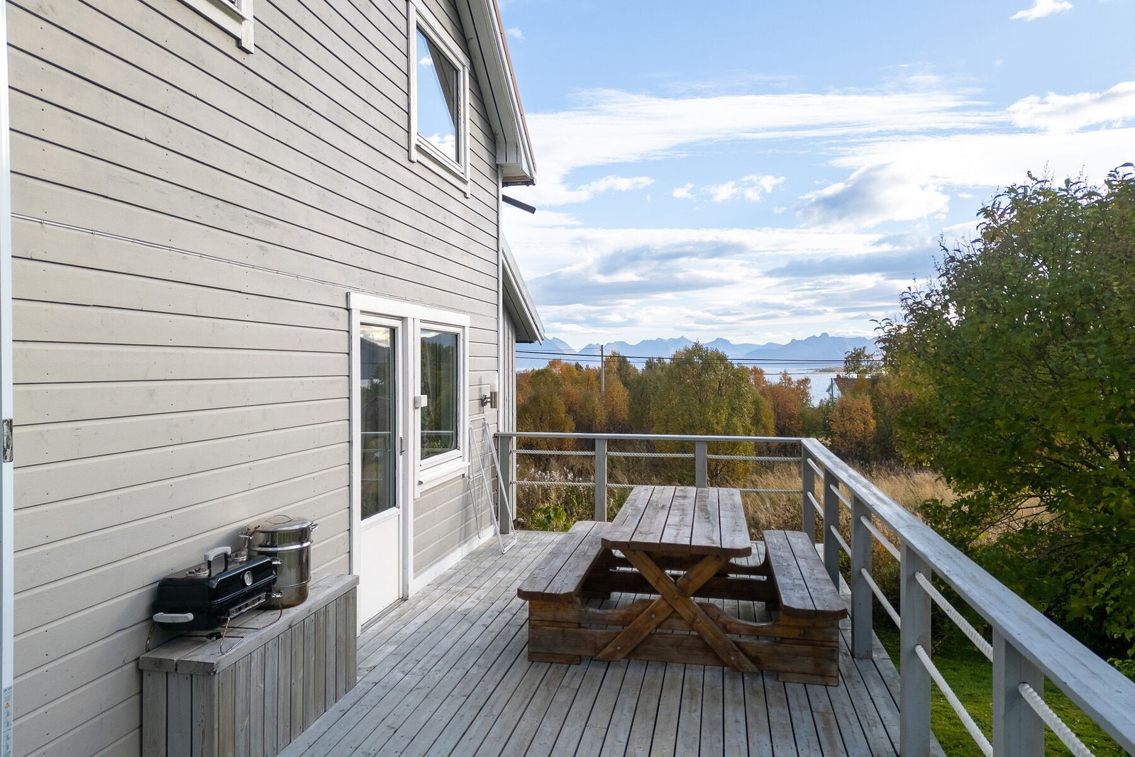 Sørvendt terrasse med flotte utsiktsforhold. Galleribilde