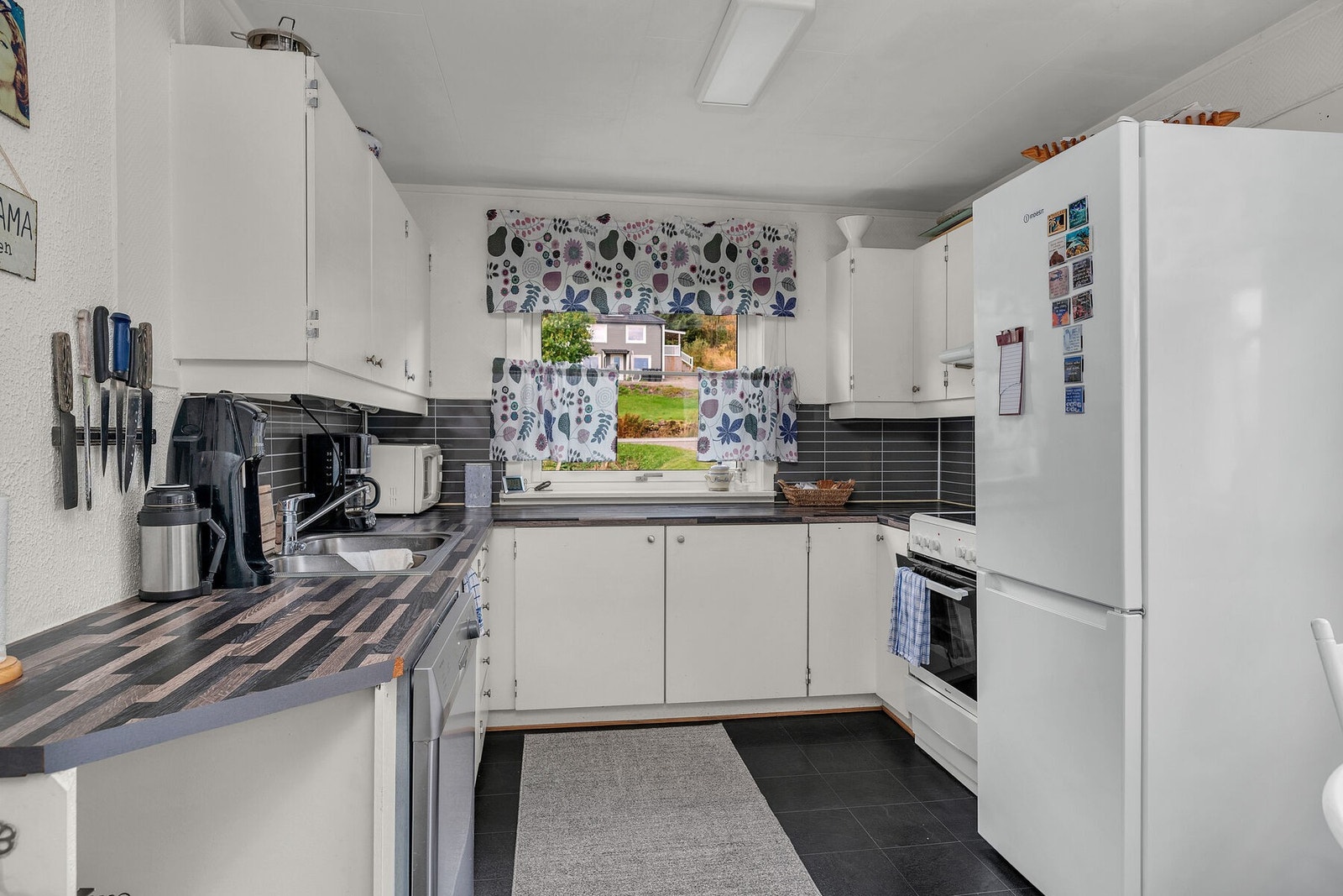 Kjøkkenet har en eldre innredning med slette fronter, benkeplate med kum, over- og underskap. Det er opplegg for separate hvitevarer. Galleribilde