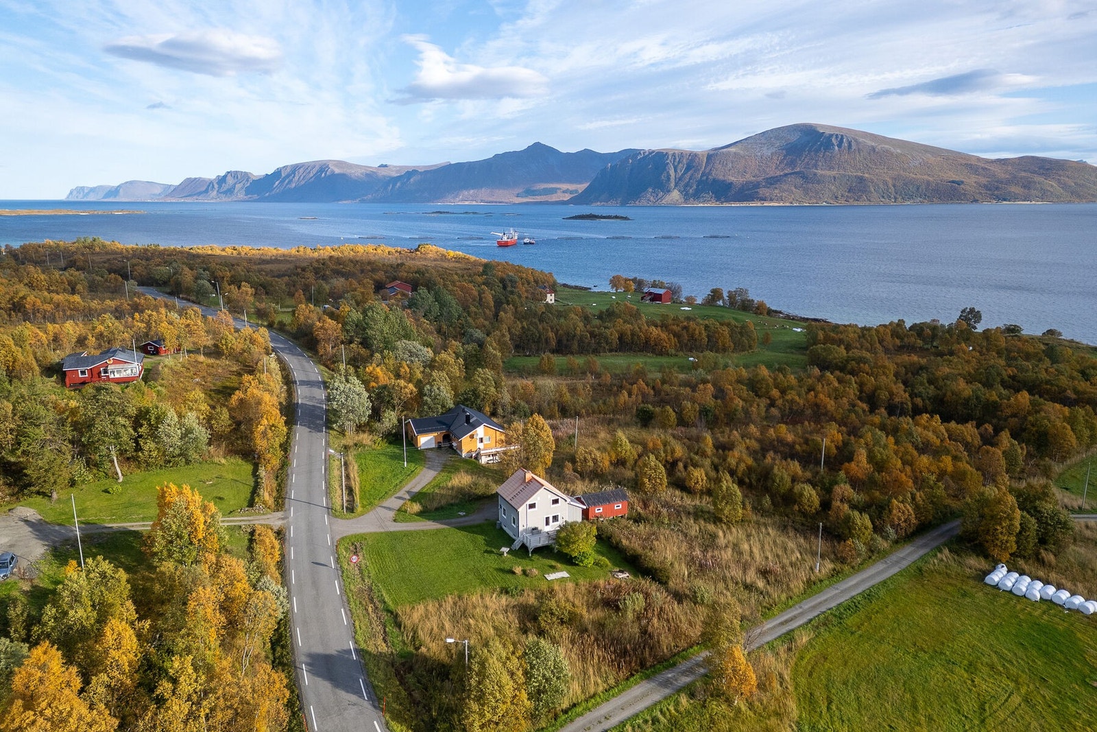 Eiendommen har landlig beliggenhet på Rødsand, ca. 3 km fra Alsvåg og ca. 12 km fra Myre. Galleribilde