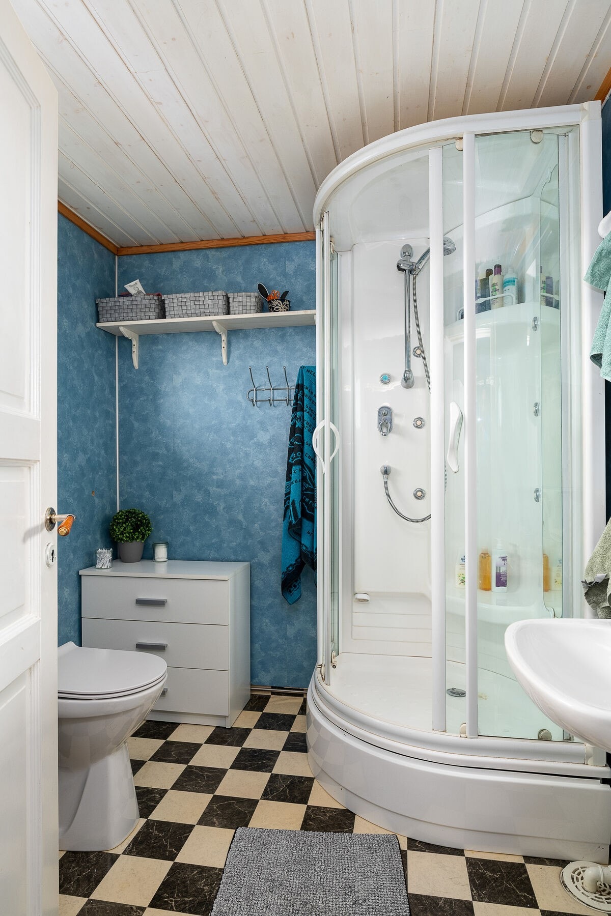 Bad/vaskerom fra 2005 utstyrt med servant, toalett, dusjkabinett og opplegg for vaskemaskin. Galleribilde