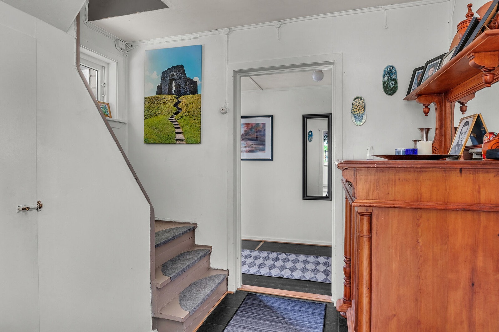 Trappegang med adkomst til 2. etasje og kjeller. Galleribilde