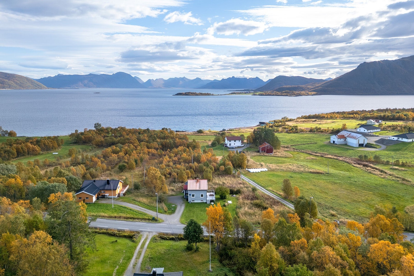 Her får du en stor tomt på ca. 3 mål med noe fulldyrka jord og innmarksbeite. Landlig beliggenhet i naturskjønne omgivelser. Galleribilde