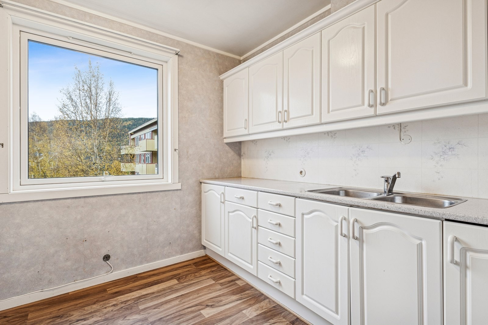 Fra kjøkkenvinduet har man utsikt ut mot parkeringen og Myrvegen. Galleribilde