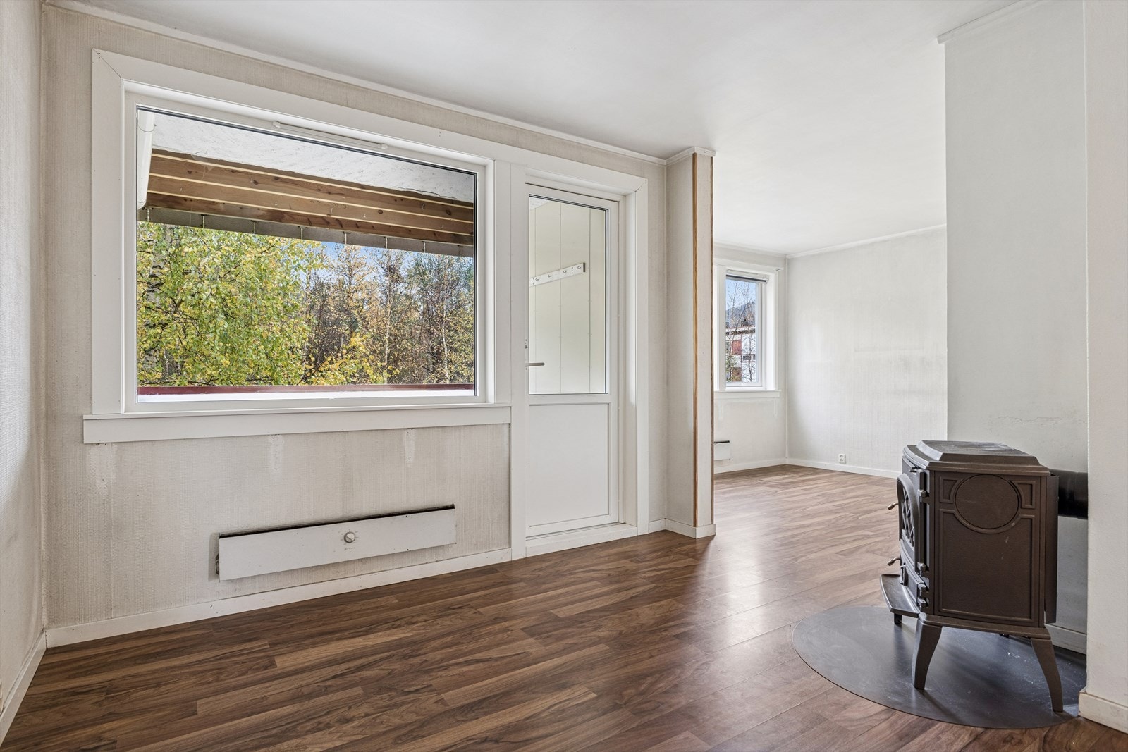 Stue med vedovn Galleribilde