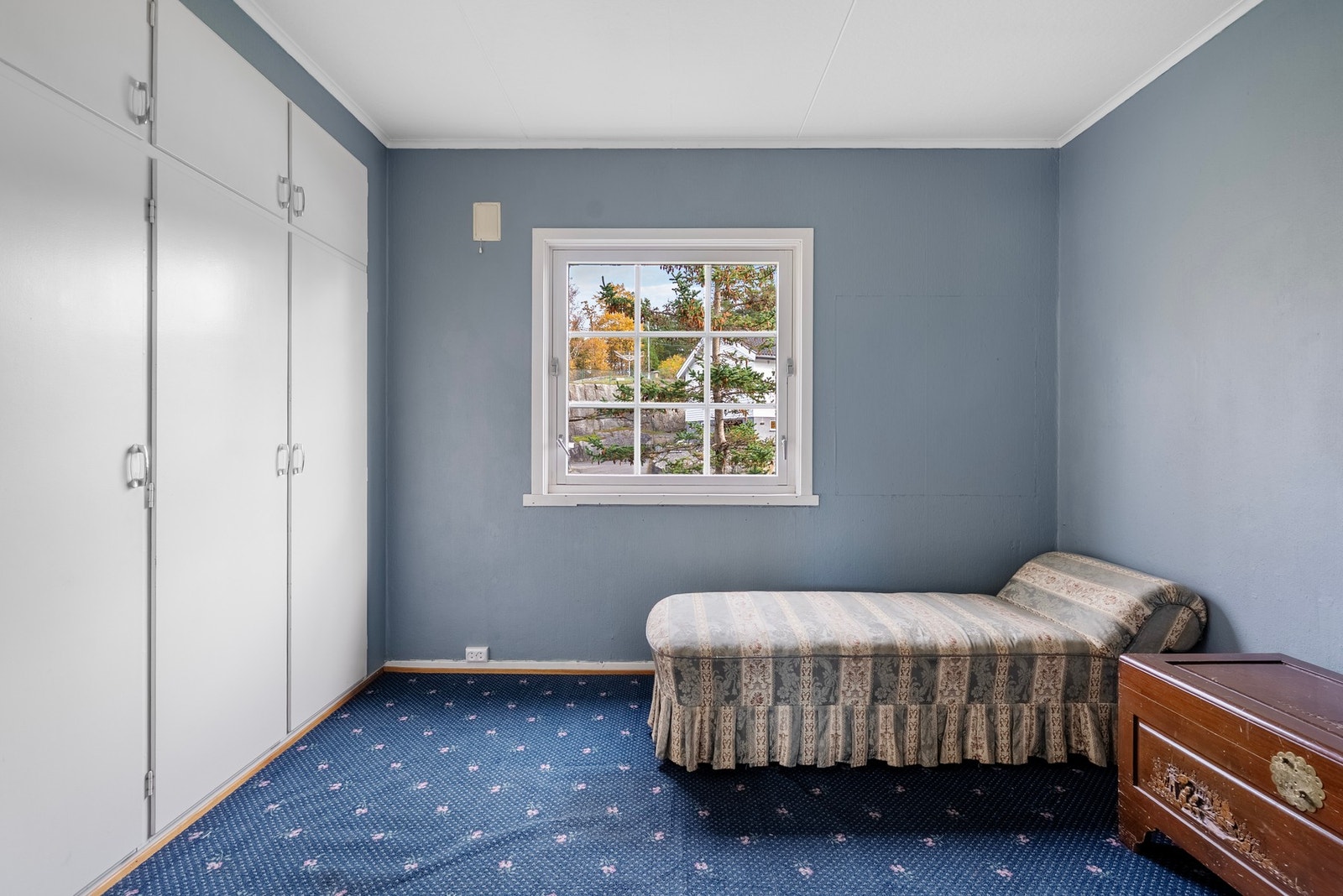 Soverom II er også av god størrelse og har mye oppbevaringsplass Galleribilde