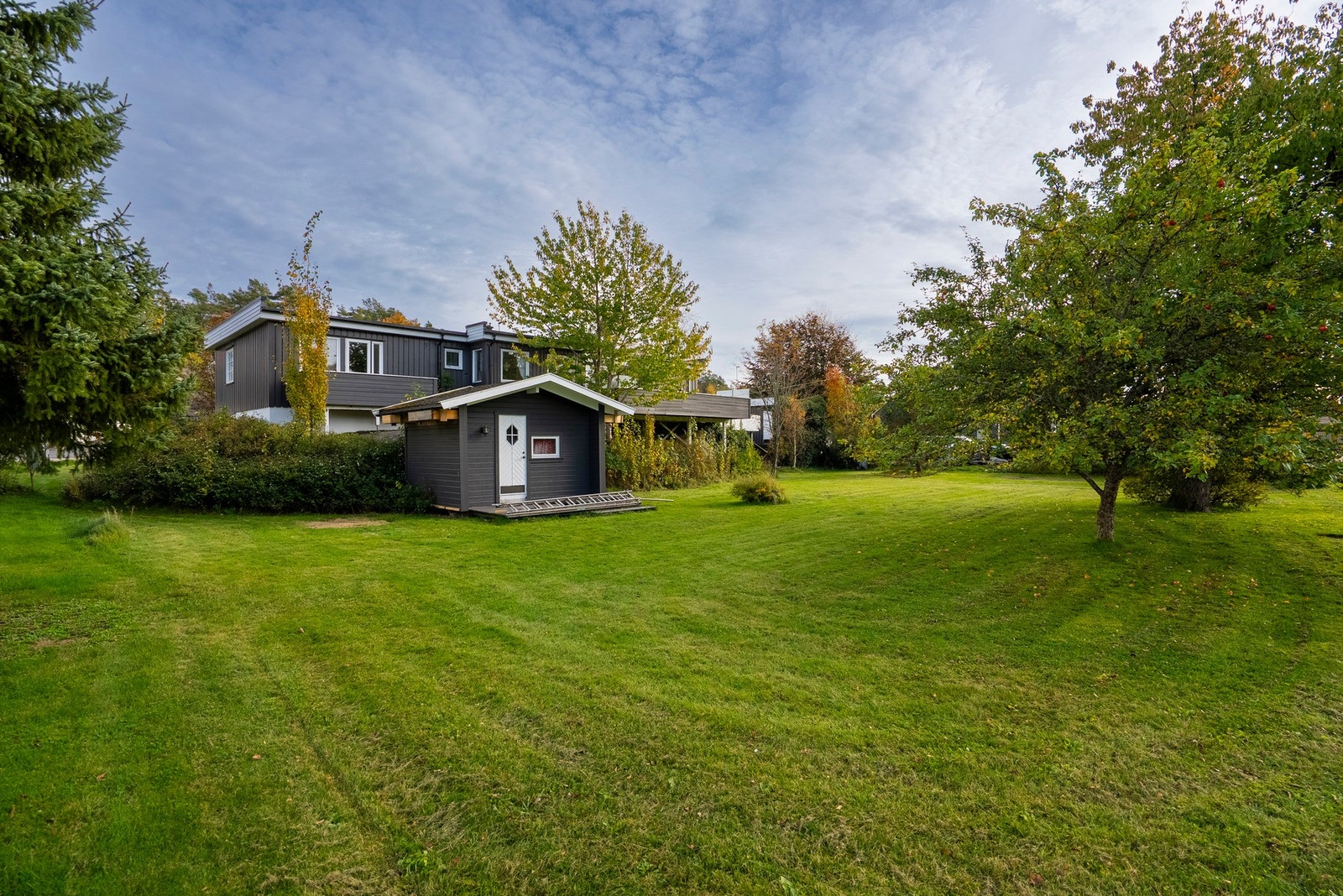 Bod/lekestue medfølger ikke.
Med stor hage og romslig terrasse gir denne eiendommen deg frihet til å skape ditt eget uterom Galleribilde
