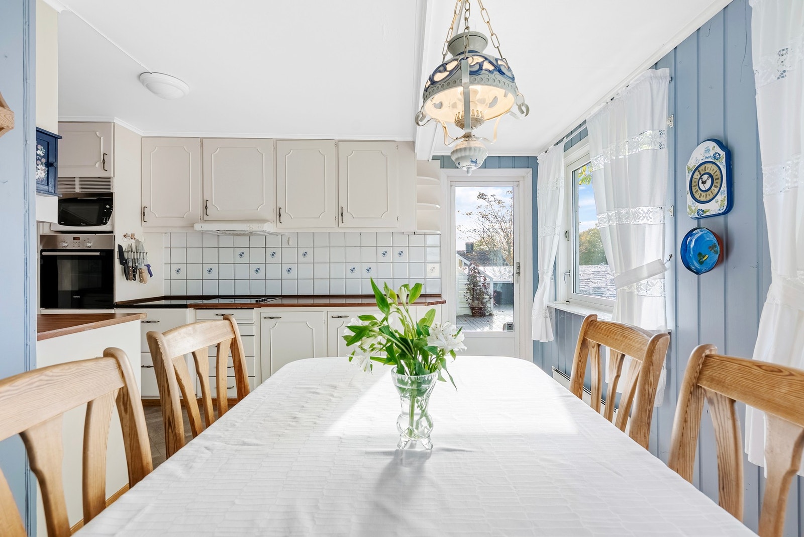 Et lyst og trivelig rom hvor du kan nyte både matlagingen og hyggelige måltider Galleribilde