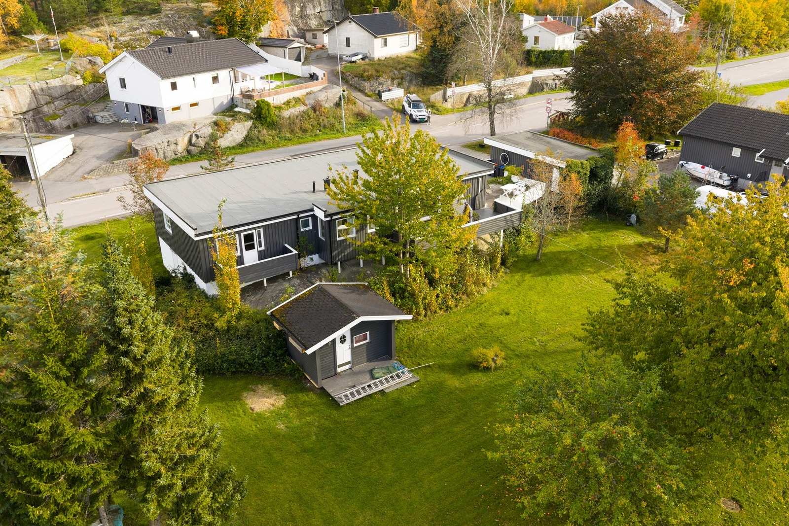 Bod/lekestue i hage medfølger ikke. En sjelden mulighet til å sikre seg en stor og solrik tomt med flotte uteområder - her har du både plass og potensial til å skape ditt drømmehjem Galleribilde