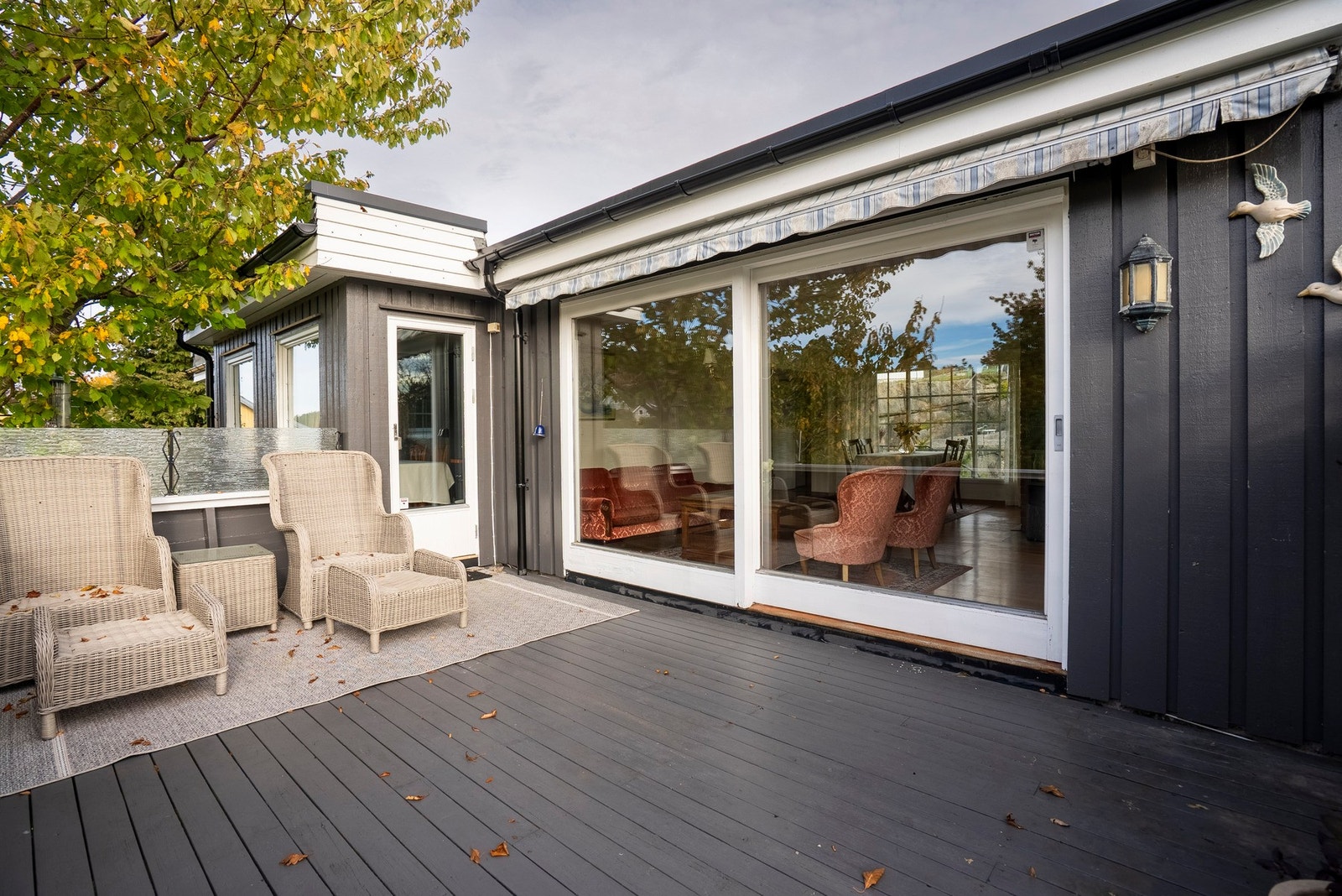 Uteområdet er som skapt for å nytes - med en solrik terrasse og en romslig hage som gir mange bruksmuligheter Galleribilde