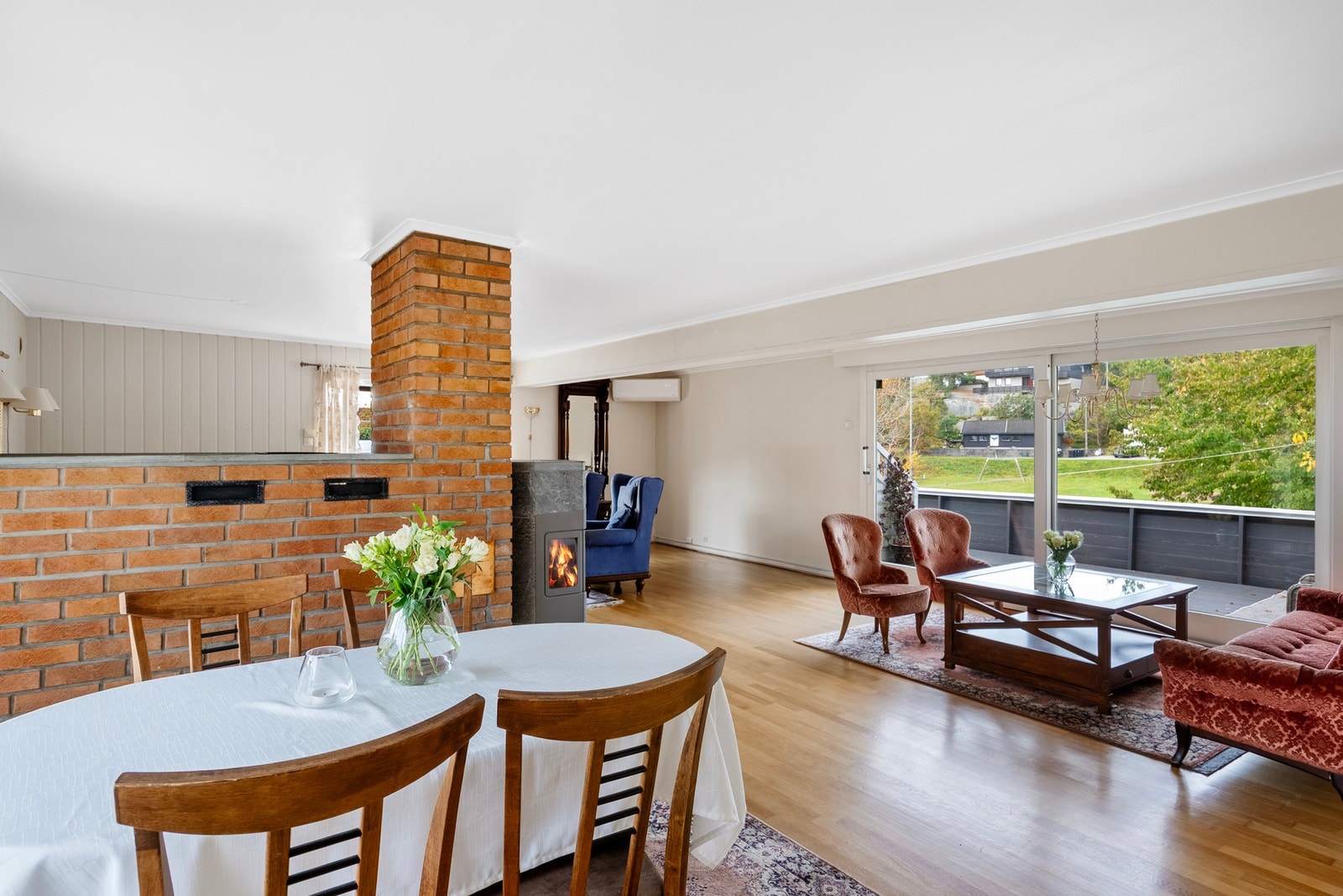 Et sosialt oppholdsrom med plass til både sofagruppe og spisestue Galleribilde