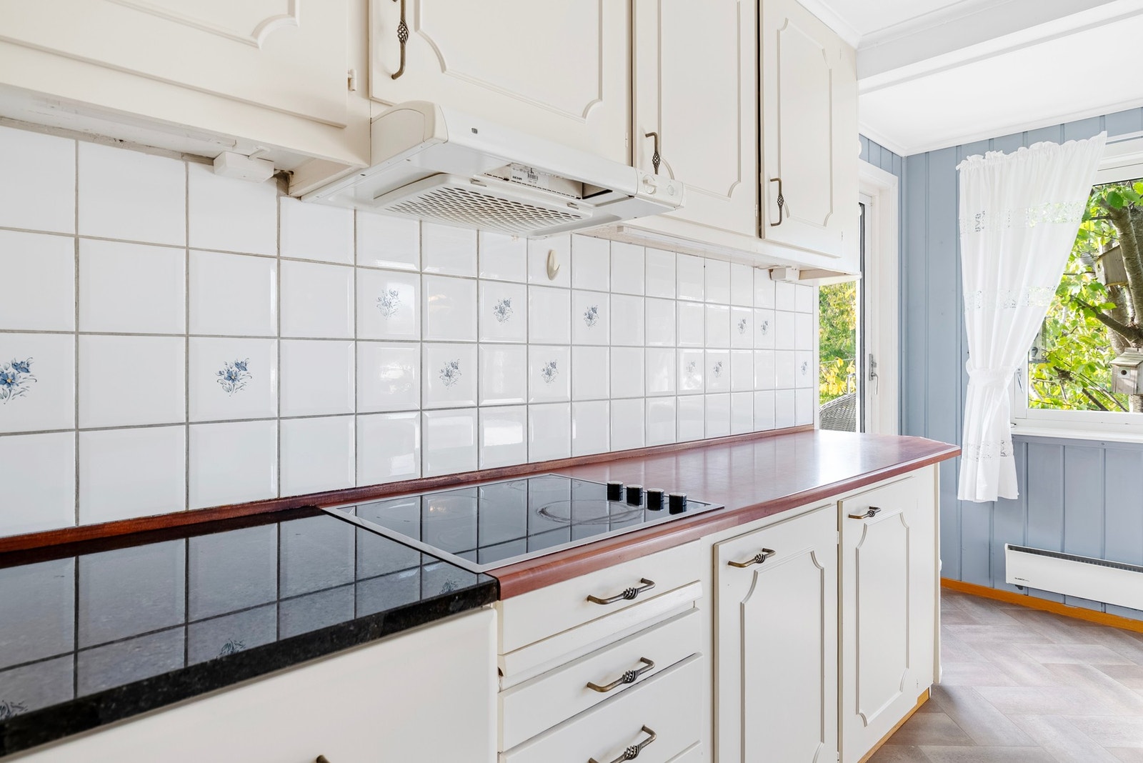 Her har du godt med oppbevaringsplass i både under- og overskap samt gode arbeidsflater Galleribilde