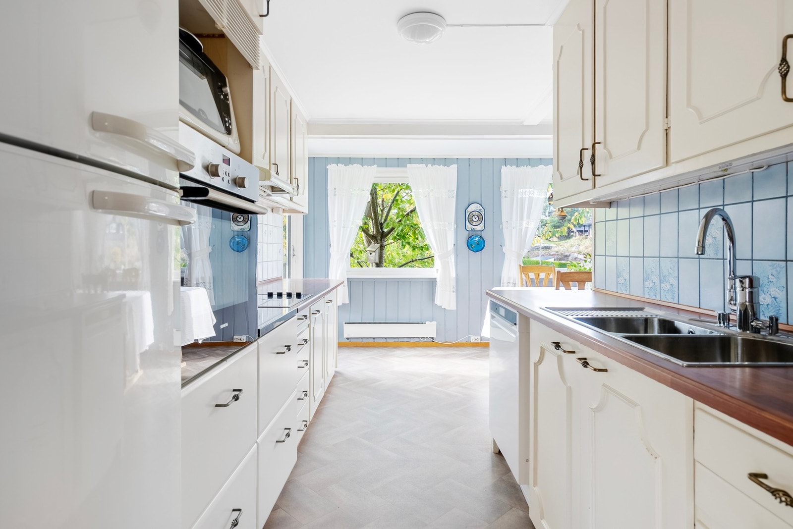 Kjøkkeninnredning med lyse profilerte fronter Galleribilde