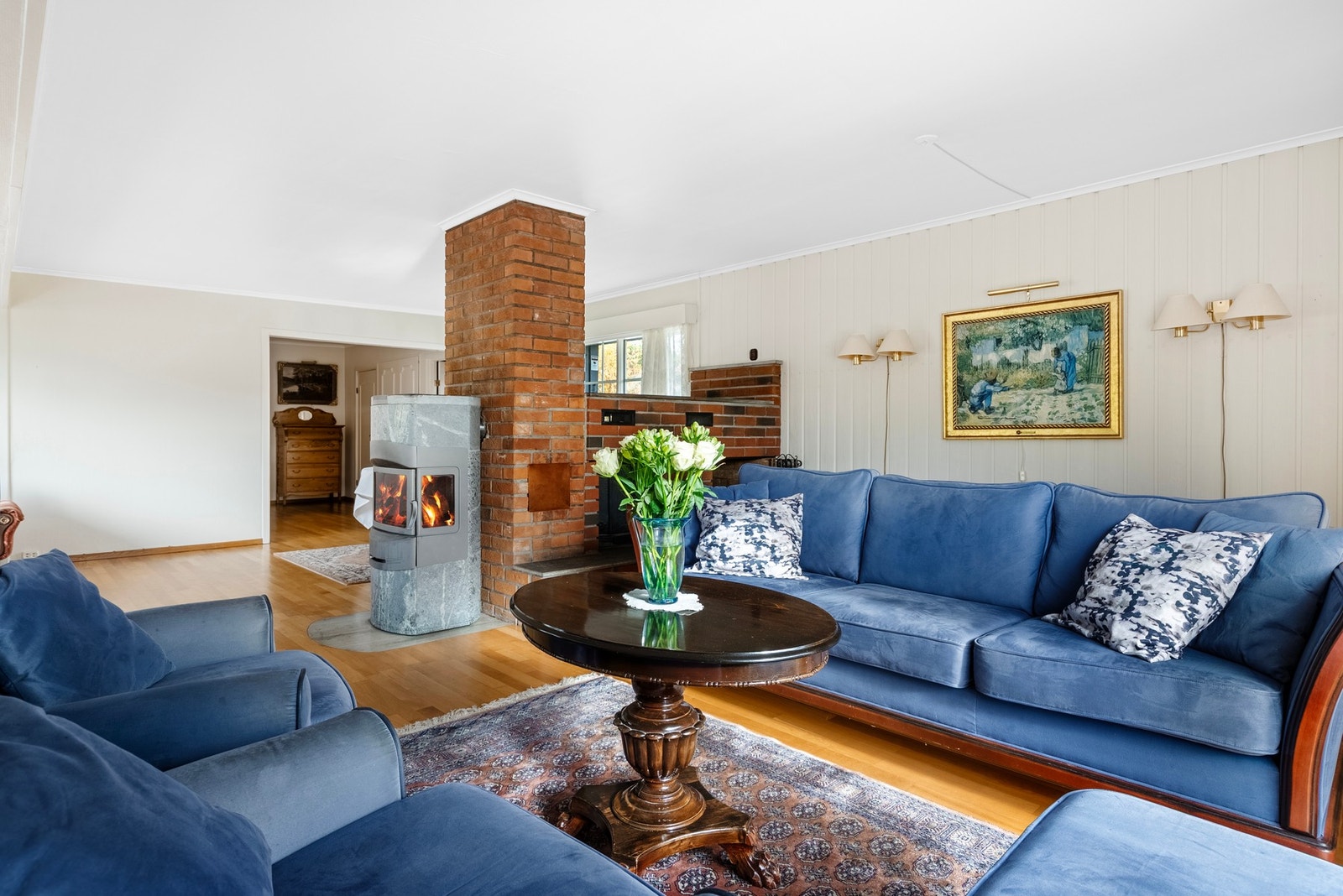 Utformingen gir en romslig stue hvor du har plass til å innrede i flere soner Galleribilde