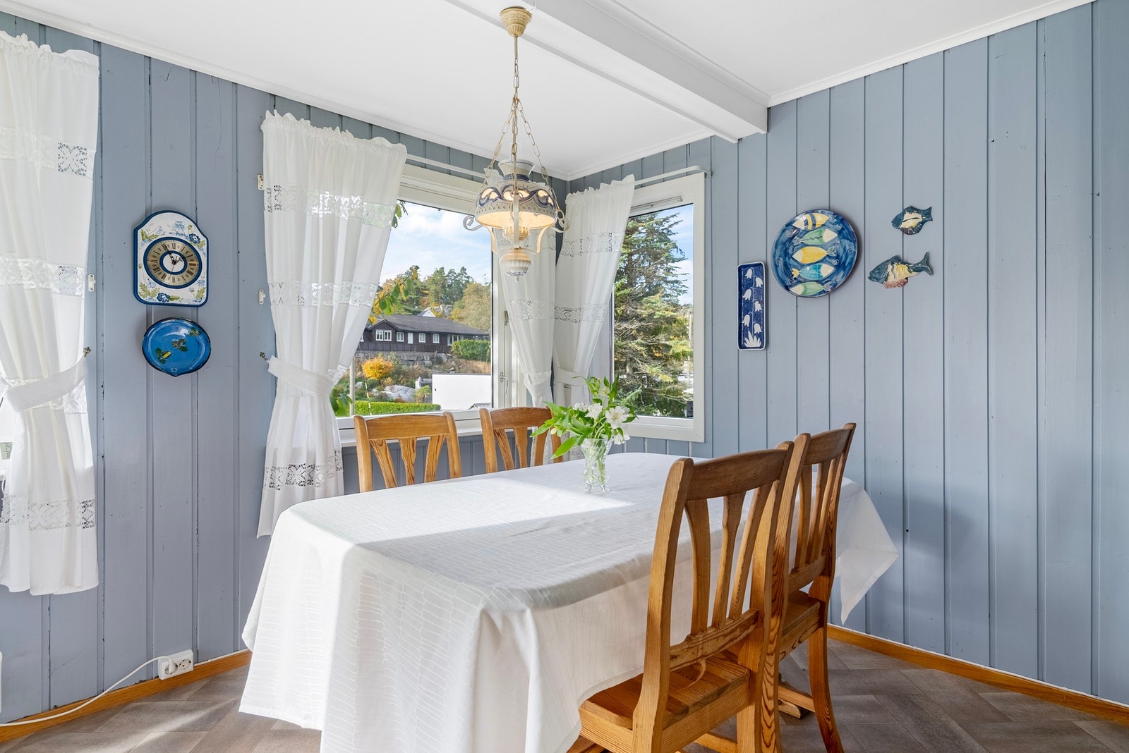 God plass for spisegruppe Galleribilde