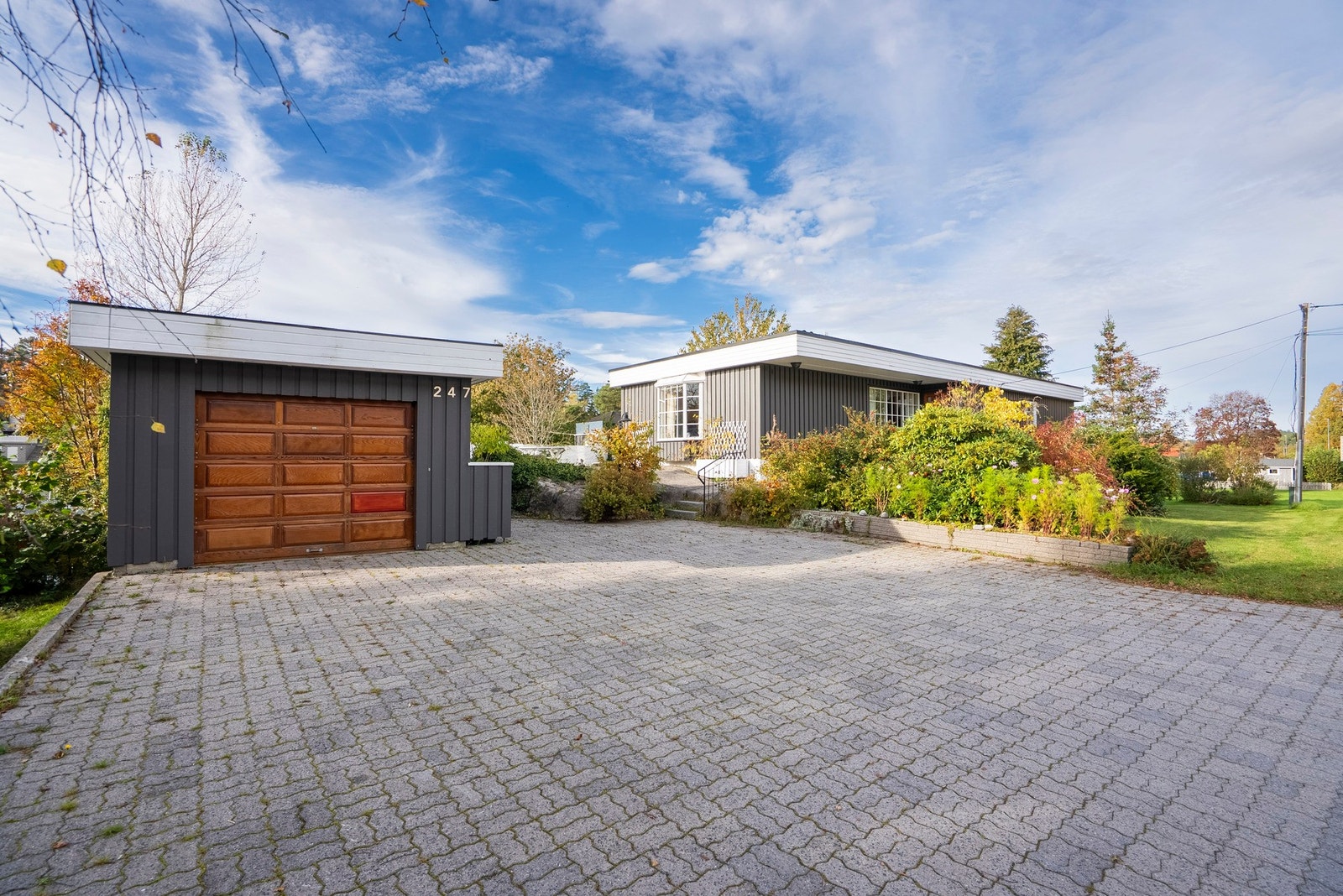 Gårdsplass med biloppstillingsplasser samt garasje Galleribilde