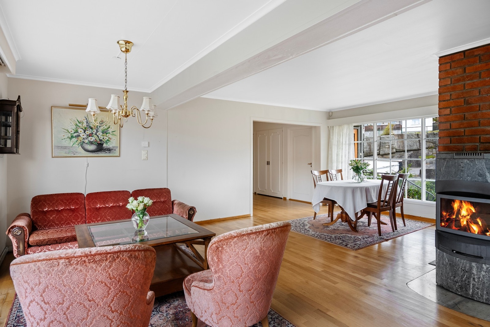 Boligen har en god planløsning med store vindusflater som bidrar til fine lysforhold Galleribilde