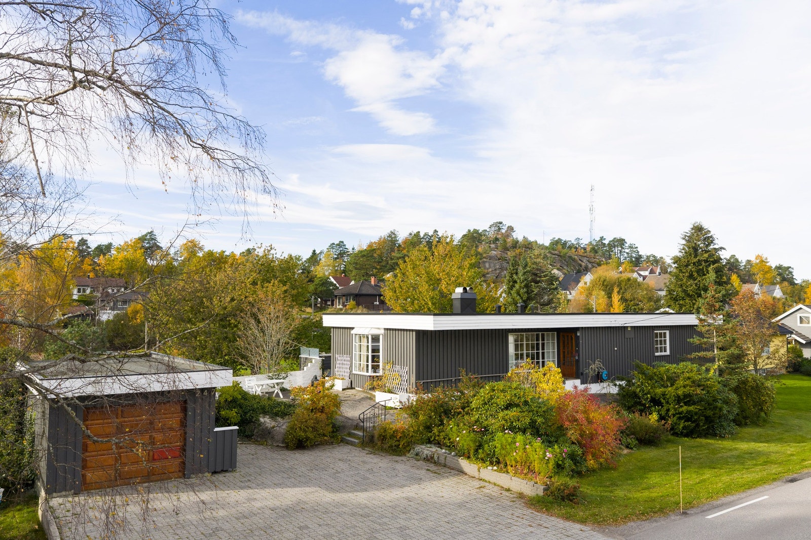 Flott enebolig med generøs uteplass bestående av hage, terrasse område og garasje. Galleribilde