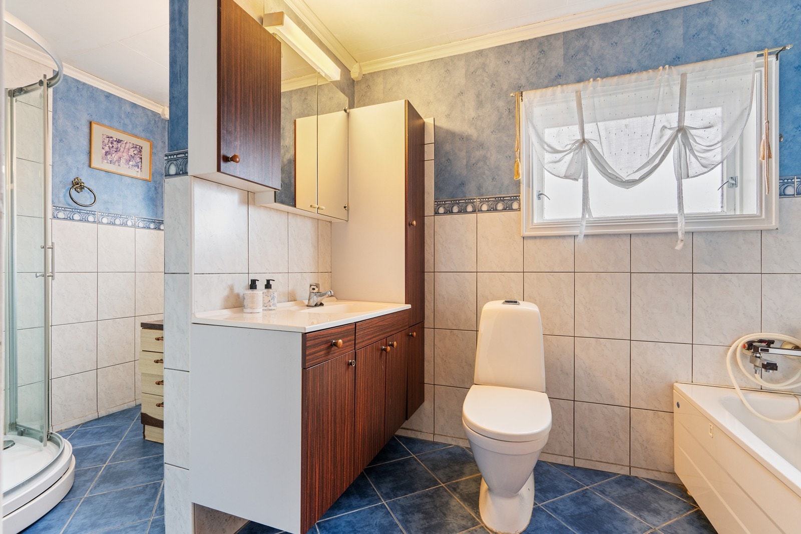 Baderom med dusj/badekar/wc/vask Galleribilde