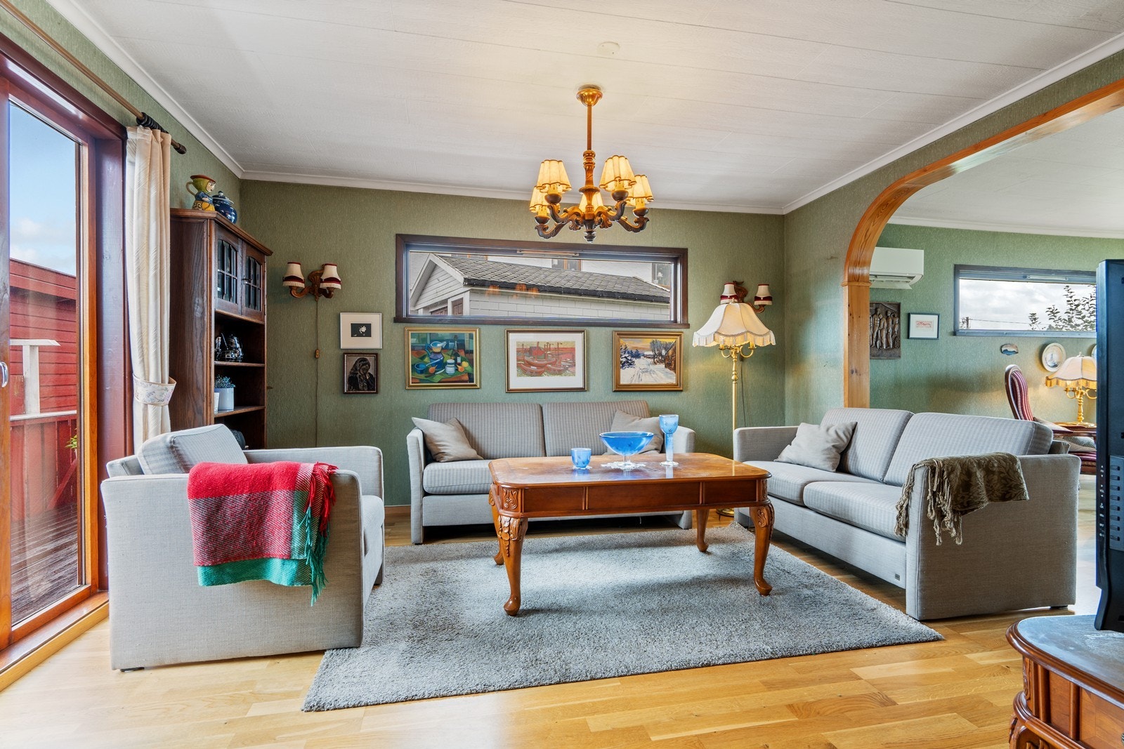 Lyst og trivelig med store vindusflater og karnapper Galleribilde