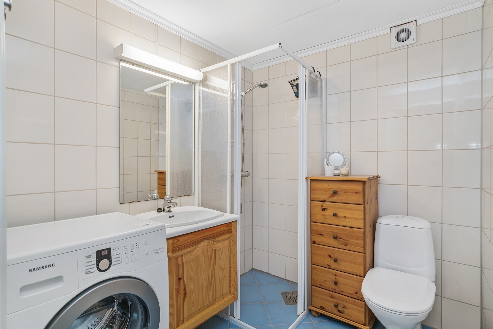 Flislagt bad med varmekabler i gulvet. Galleribilde