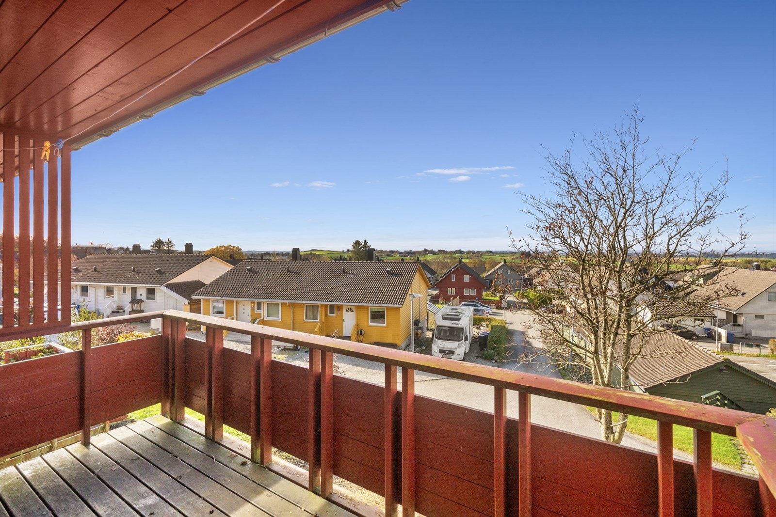 Det er flott utsikt fra balkong som ligger i høy 1.etasje. Galleribilde