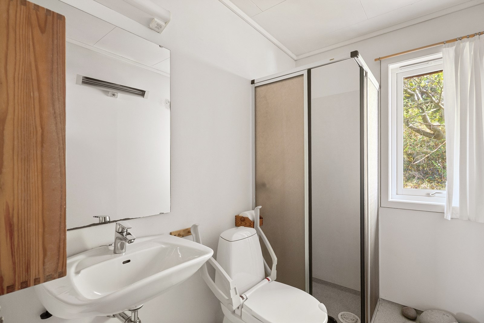 Det er to baderom i boligen. Dette er baderom i 1. etasje. Galleribilde