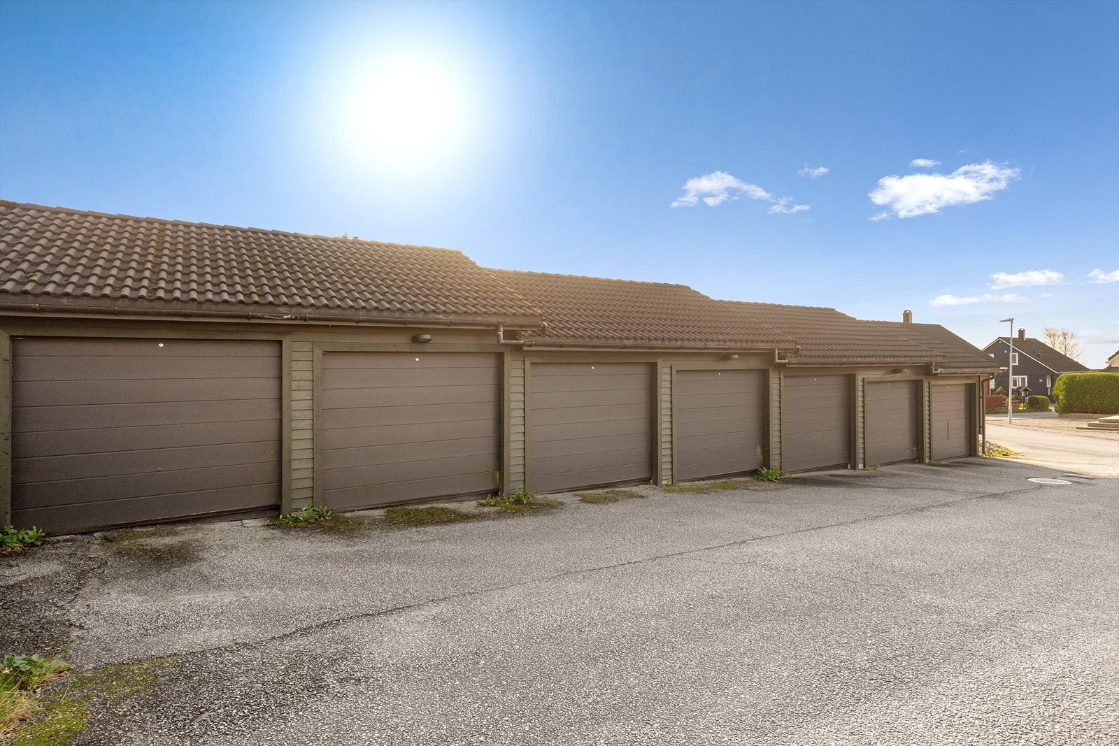 Det er parkering i garasje. Galleribilde