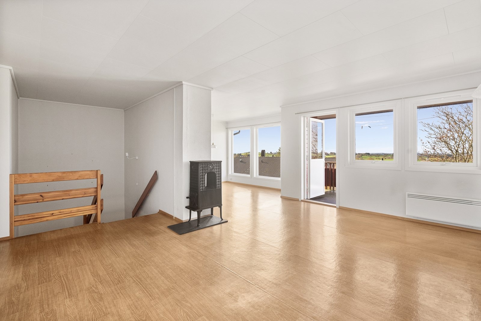 Flere store vinduer slipper inn naturlig lys. Galleribilde