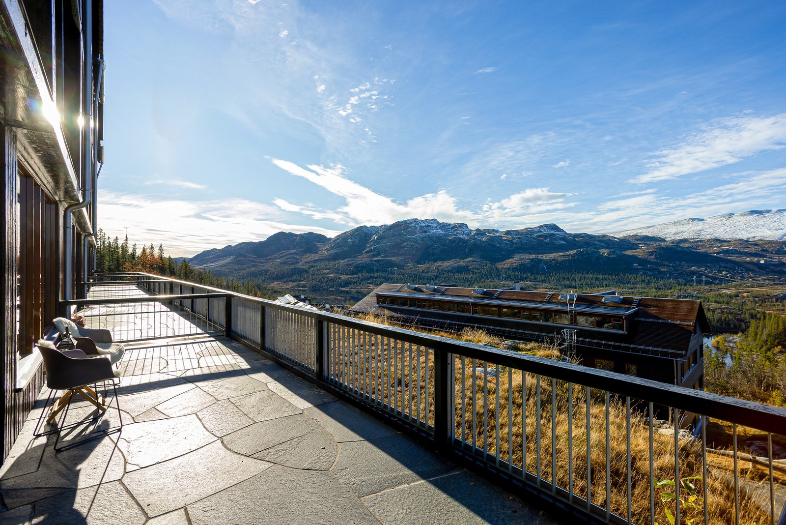 Stor skiferbelagt terrasse med rom til å samle mange. Galleribilde