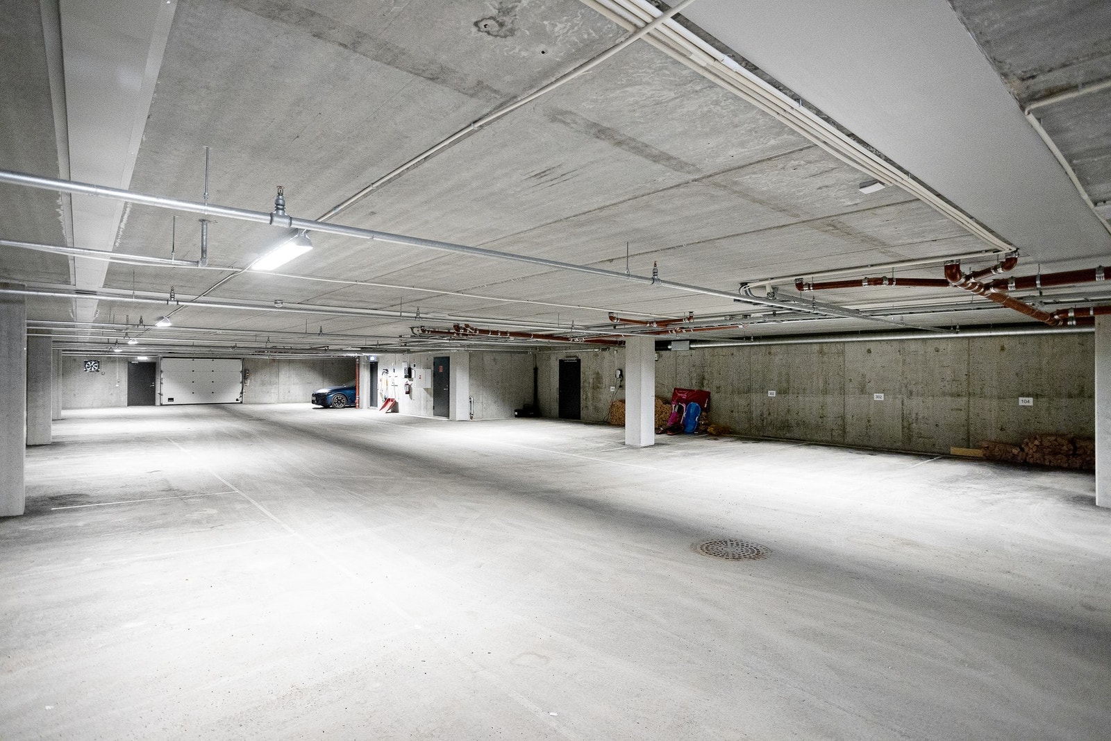 Romslig garasjeanlegg i kjelleretasjen. Her er det muligheter for montering av lader til elbil. Galleribilde