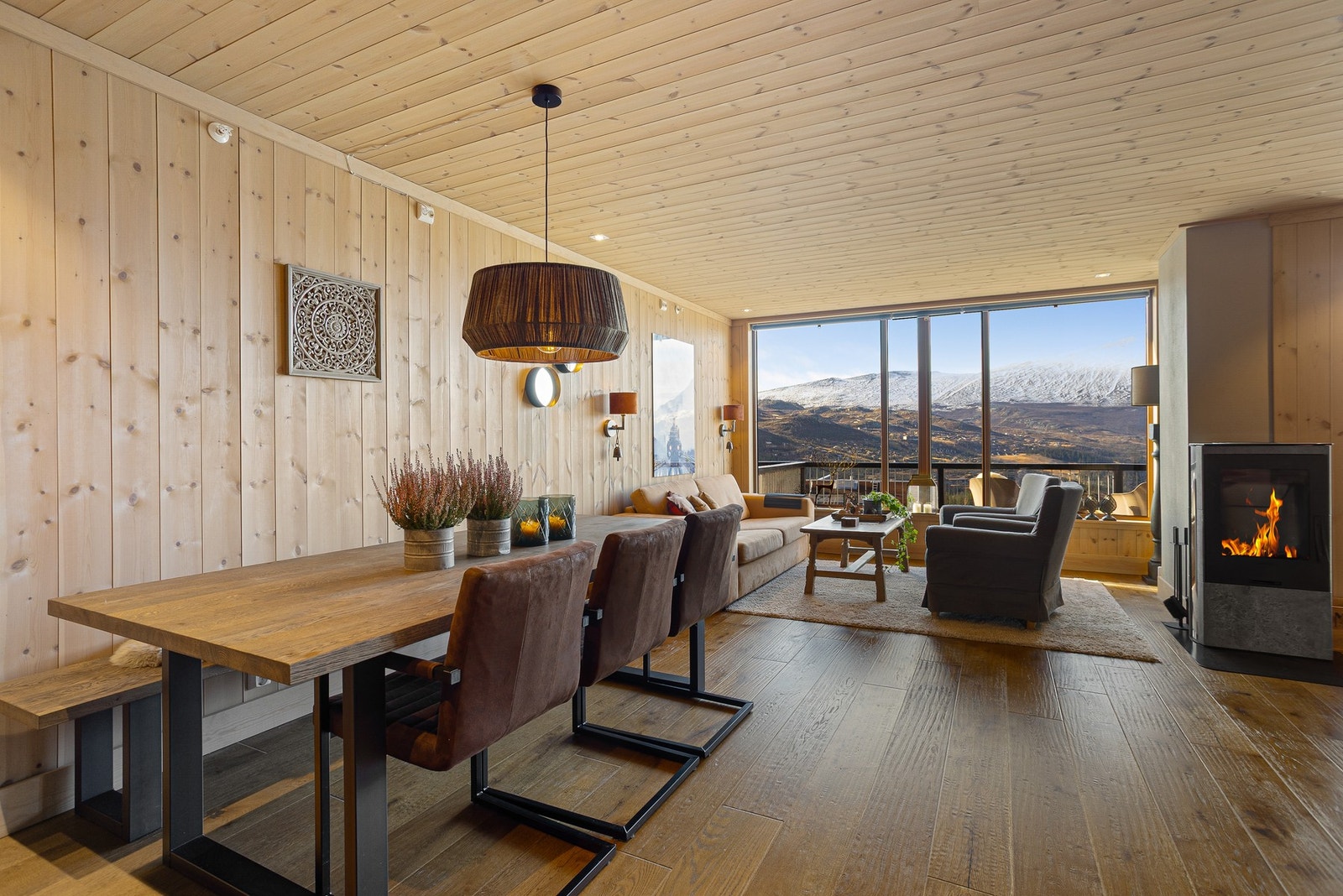 Nydelig stue, spisestue og kjøkken i åpen løsning Galleribilde