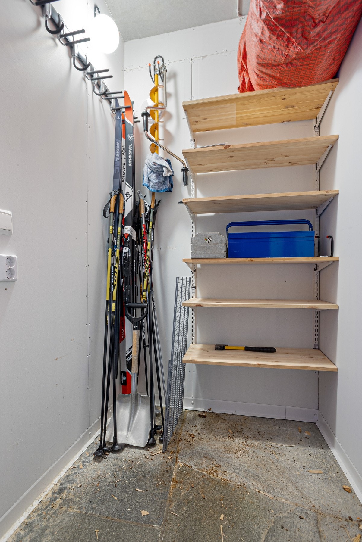 Praktisk bodrom rett utenfor inngangsdøren. Galleribilde