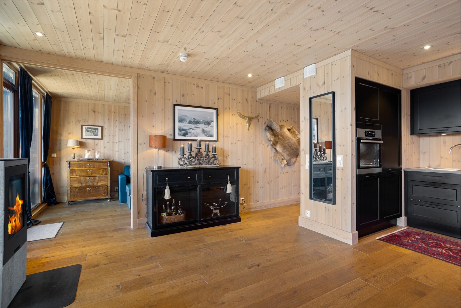 Lekkert gulv med brede planker, som står fint til den flate panelen på vegger og i himling. Downlights skaper en fin atmosfære. Galleribilde