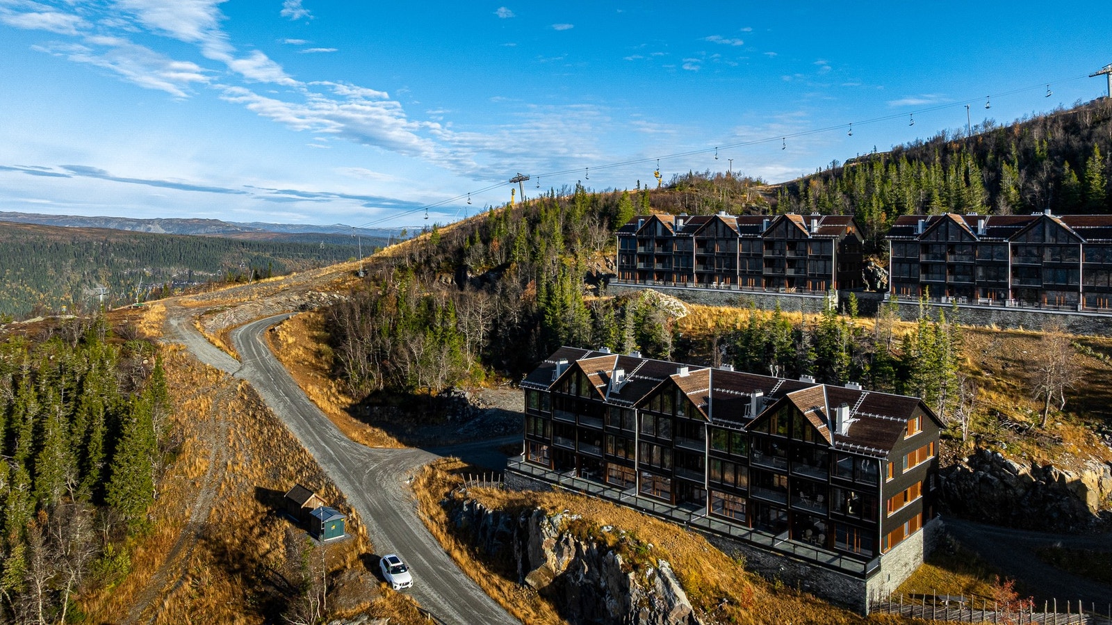 Bygget ligger tett på alpinbakken. Både bakken og langrennsløypene er i umiddelbar nærhet. Galleribilde