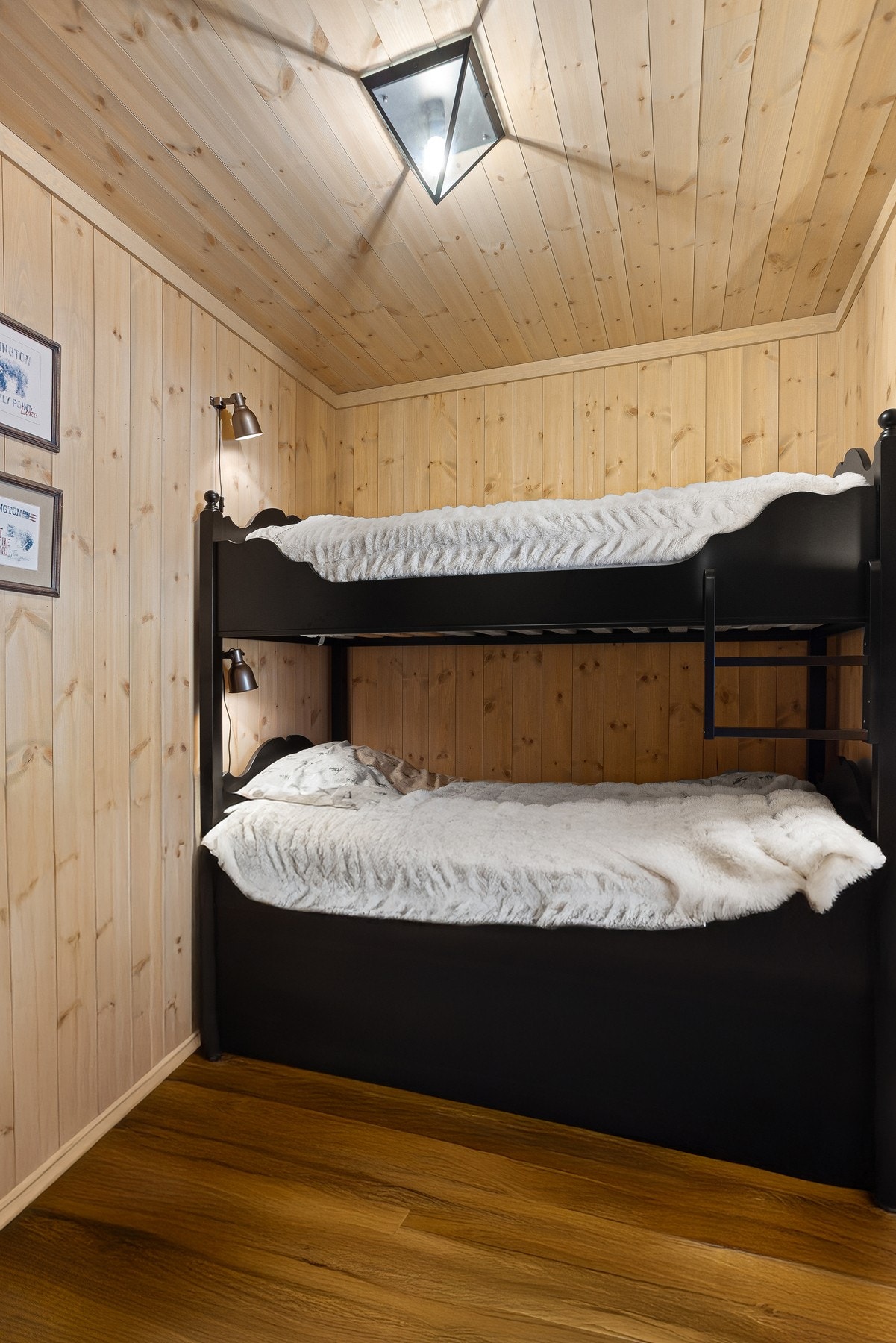 Sengen på soverom II kan skyves inn slik at man får enkeltseng i begge høyder. Galleribilde