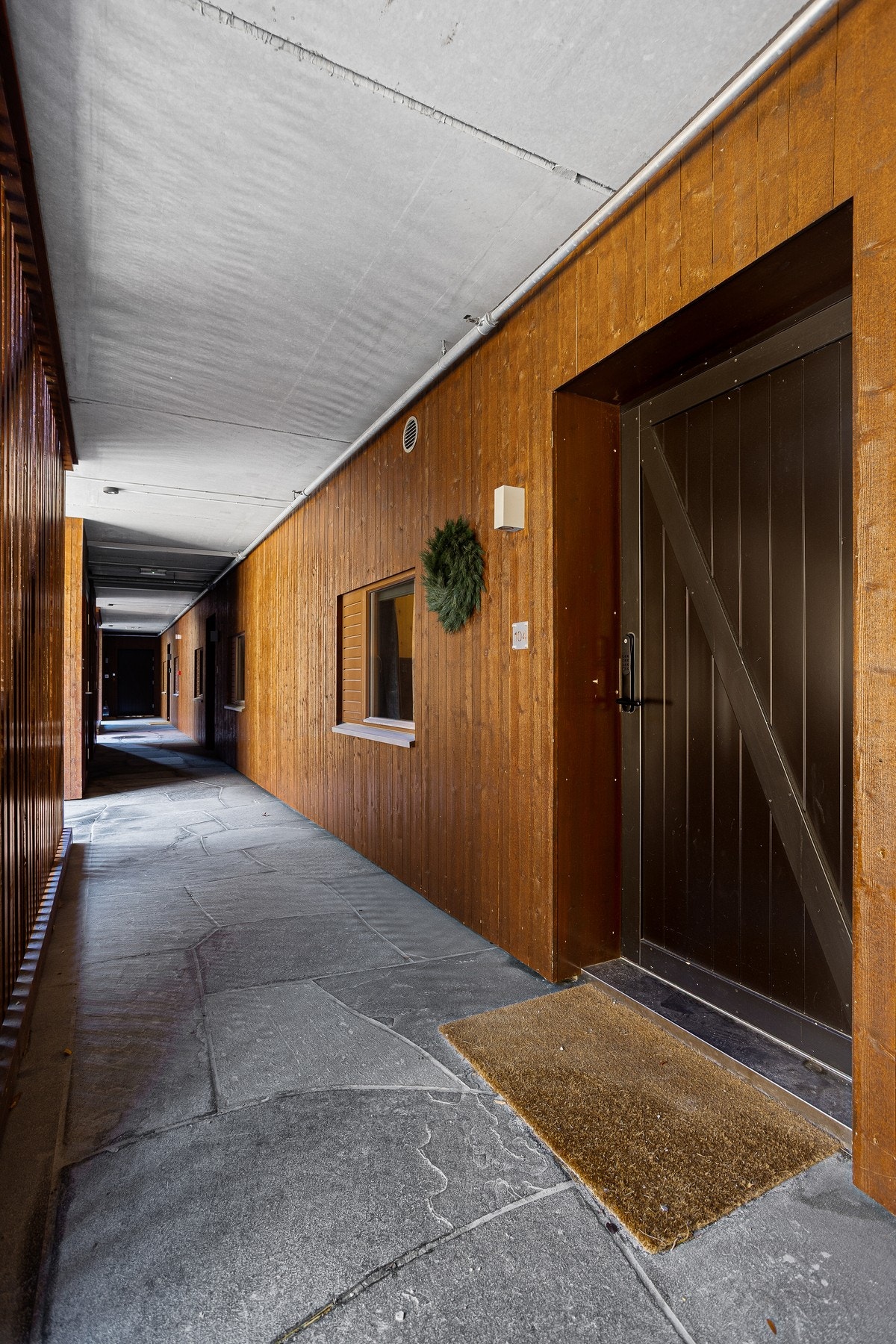 Inngang via overbygget svalegang Galleribilde