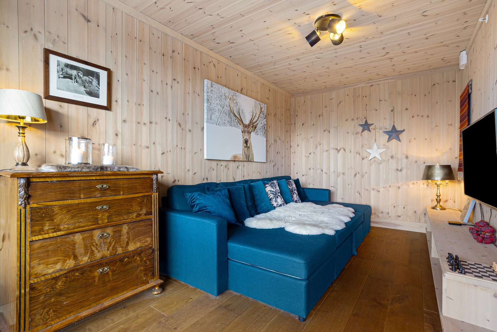 Selger har valgt å plassere TV i denne stuen, en praktisk og god løsning. Galleribilde