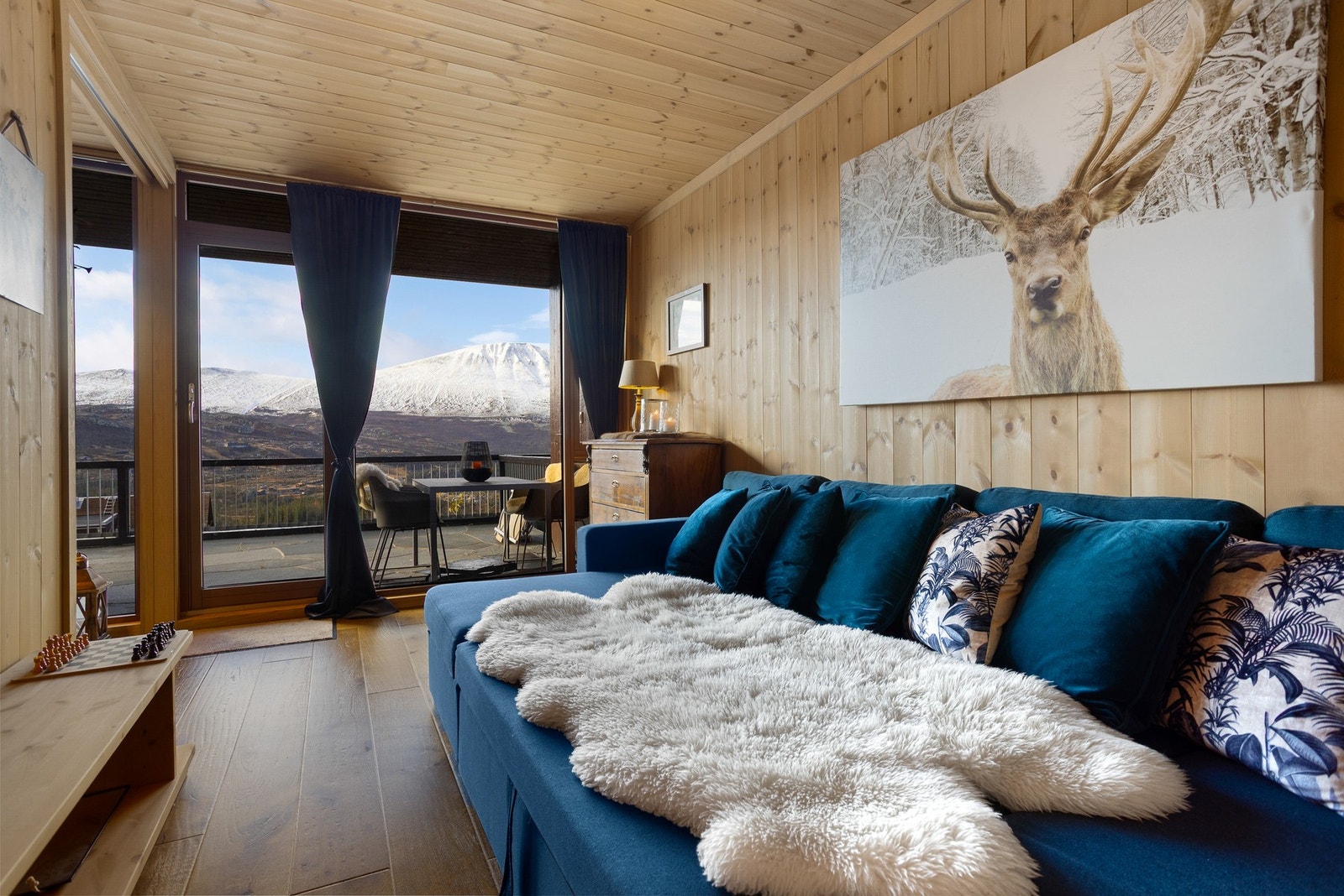 TV-stue med bred skyvedør mot hovedstuen er en egen sone til å trekke seg tilbake. Galleribilde