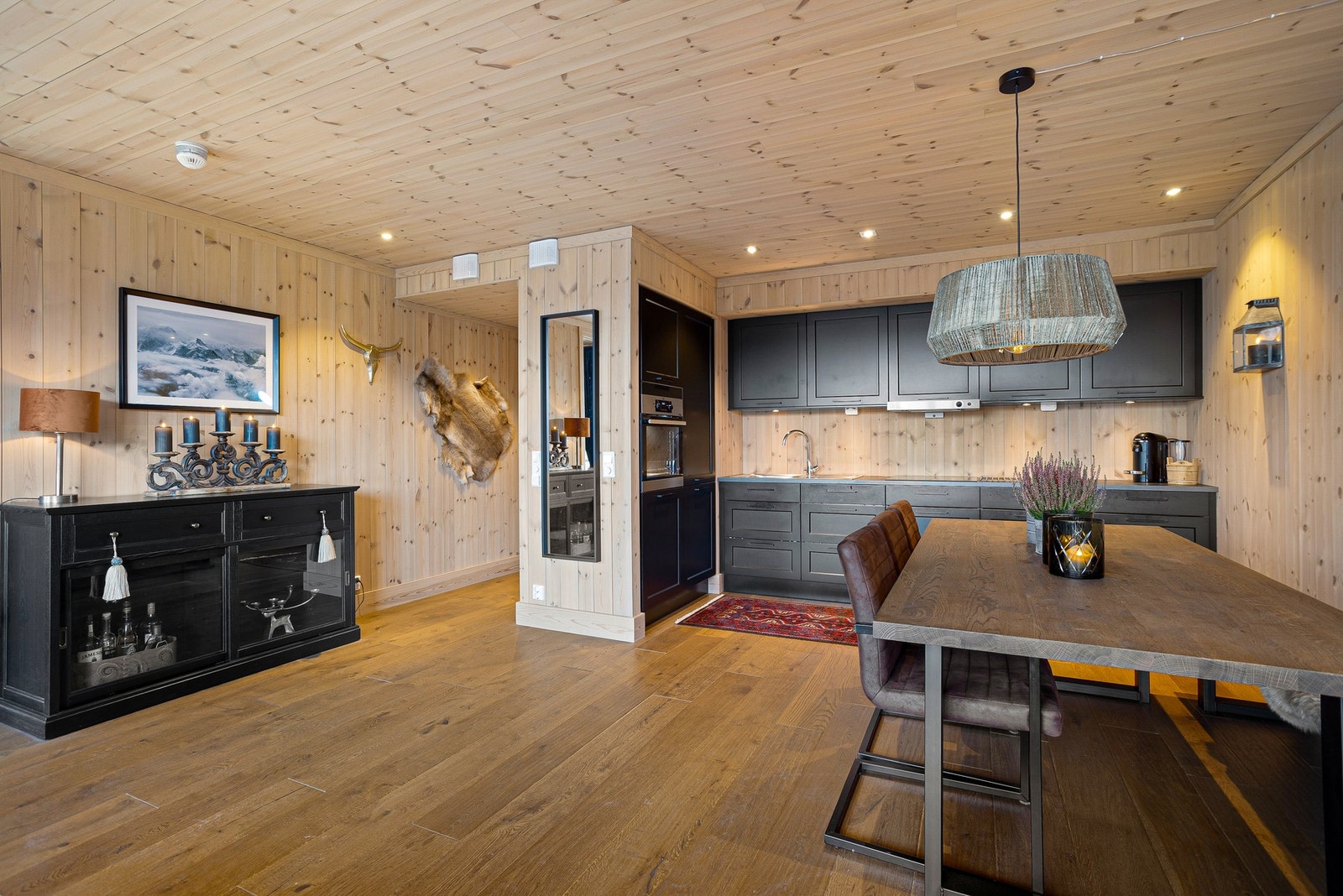 God plass til møblering av sofa- og spisegruppe Galleribilde