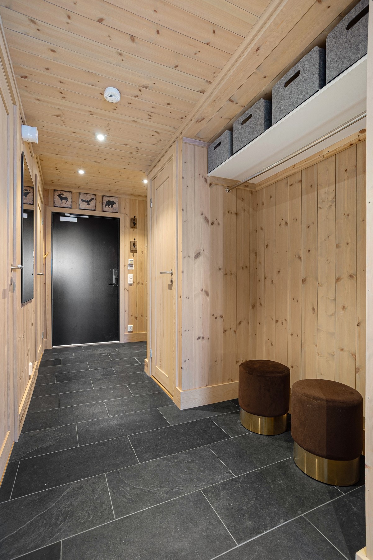 Entréen har nisje med god plass til oppbevaring av yttertøy og sko. Galleribilde